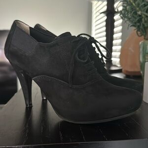 Super cute black suede shoes!